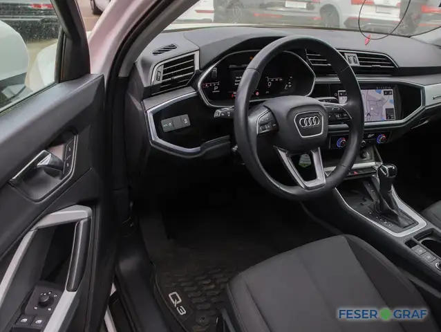 Audi Q3 view 12