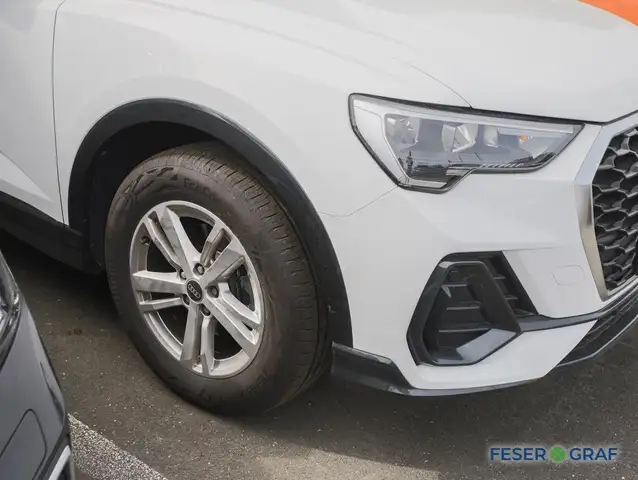 Audi Q3 view 5
