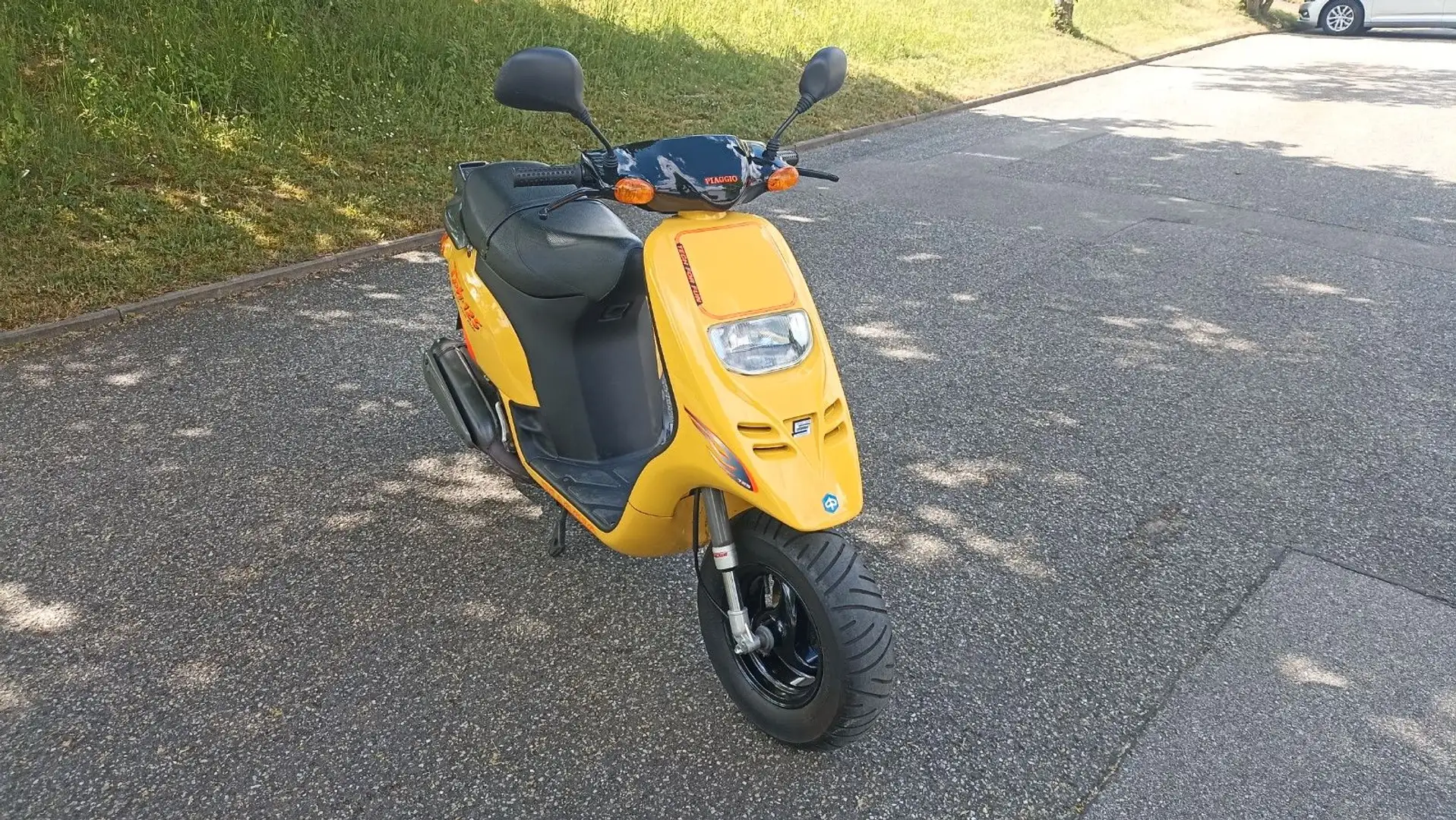 Piaggio TPH 125 Geel - 2