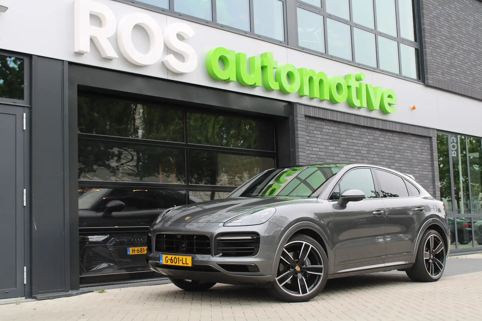 Porsche Cayenne Coupé 3.0 E-Hybrid | NAP! | PANO | BOSE | STOELKOE Grijs - 1