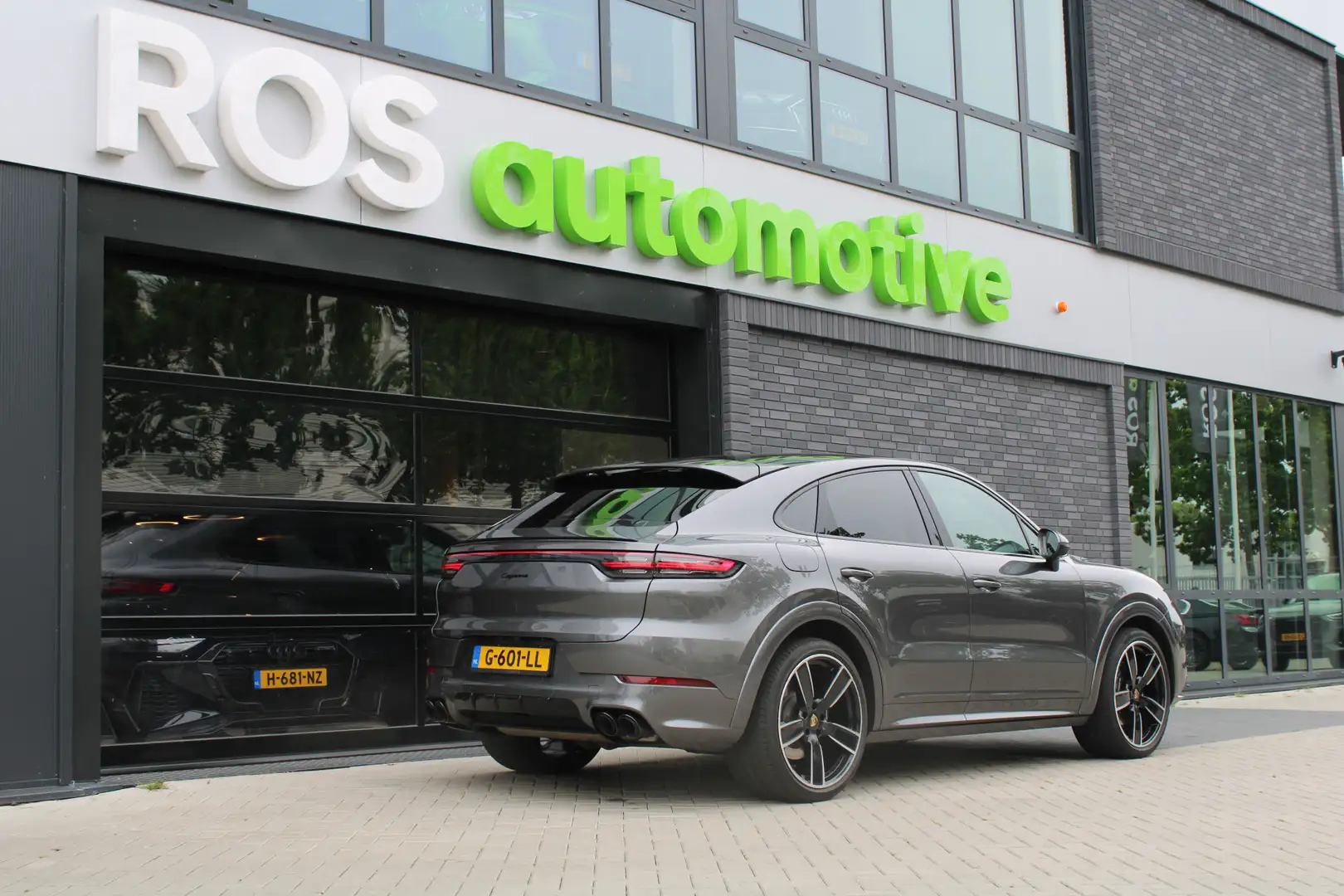 Porsche Cayenne Coupé 3.0 E-Hybrid | NAP! | PANO | BOSE | STOELKOE Grijs - 2