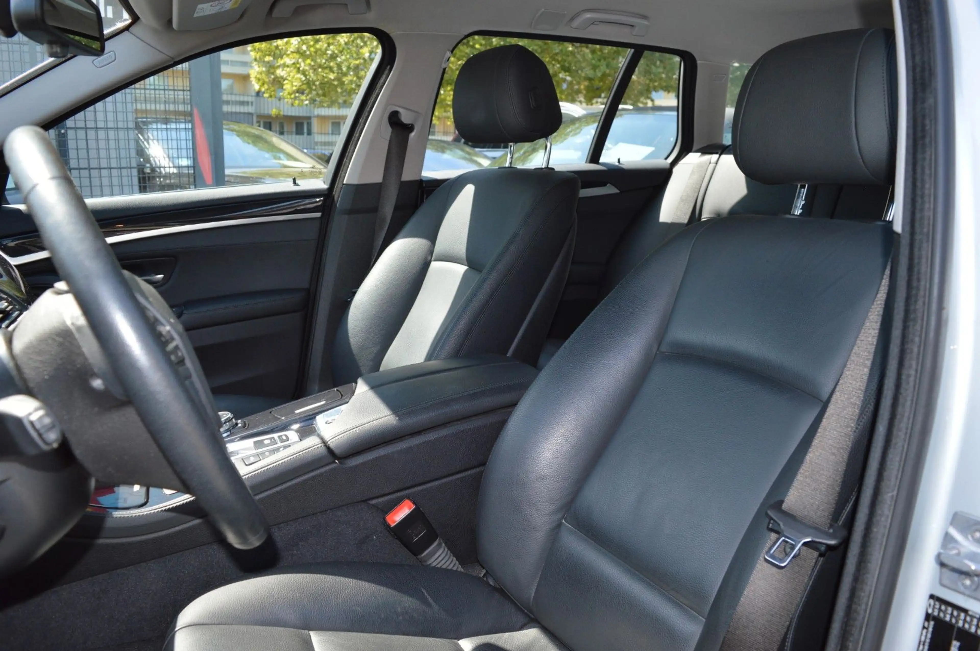 BMW 525 5 Touring 525 d xDrive Schönes Fahrzeug — photo 7
