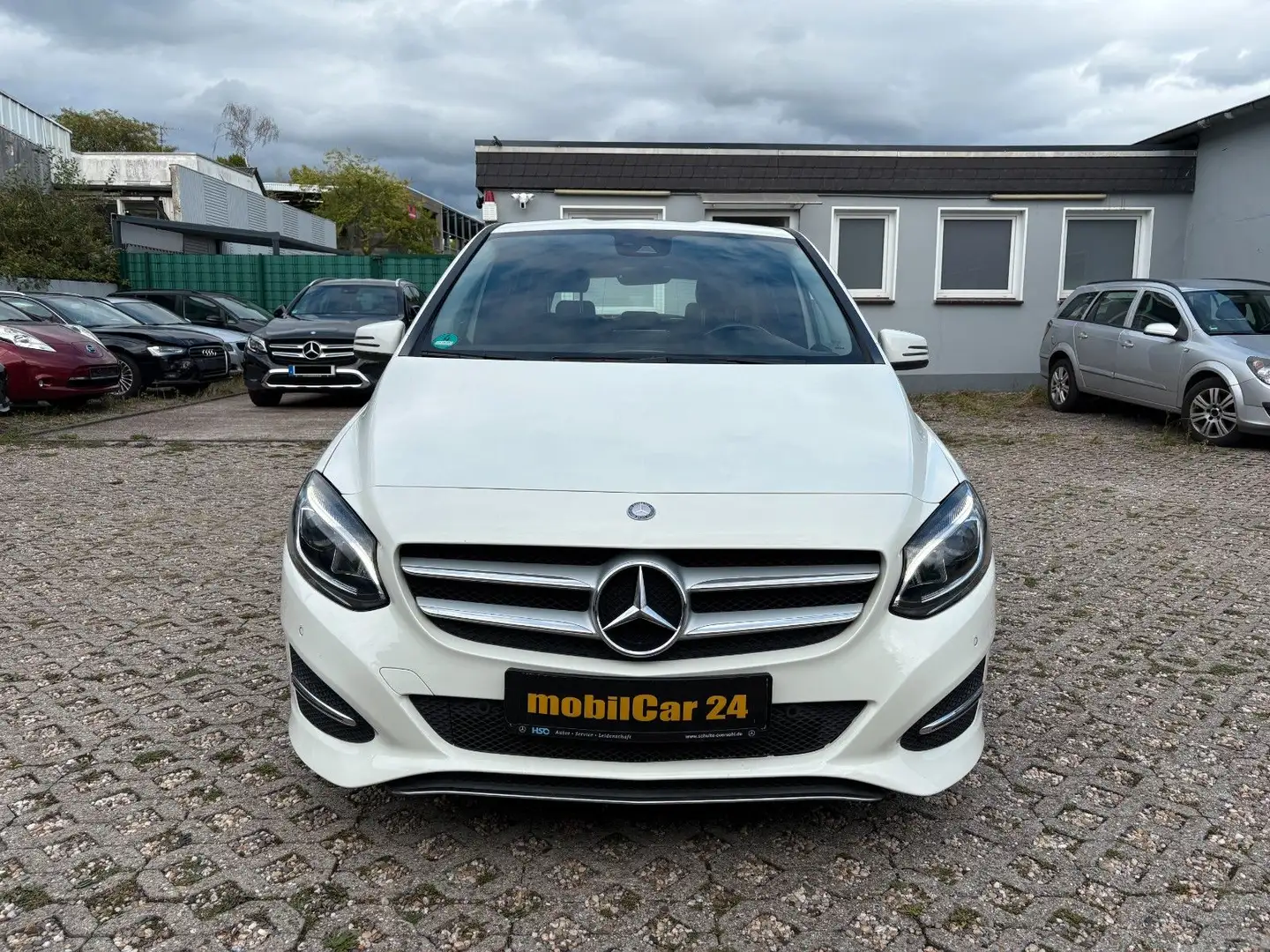 Mercedes-Benz B 180 B -Klasse B 180 STYLE AUT. MB-SERVICE Weiß - 1
