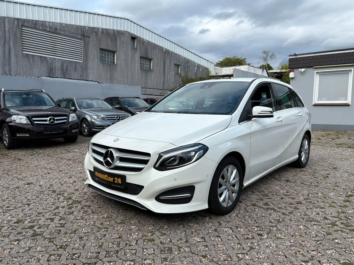 Mercedes-Benz B 180 B -Klasse B 180 STYLE AUT. MB-SERVICE Blanc - 1