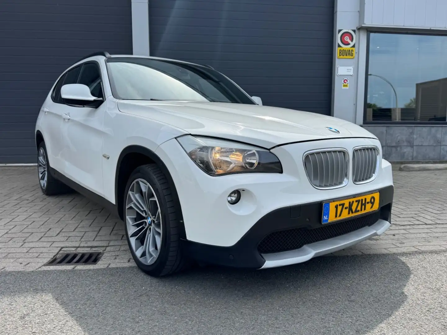 BMW X1 xDrive28i Executive Weiß - 2