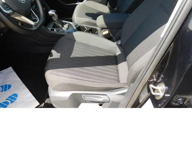 Volkswagen Tiguan Allspace view 12