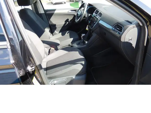 Volkswagen Tiguan Allspace view 11