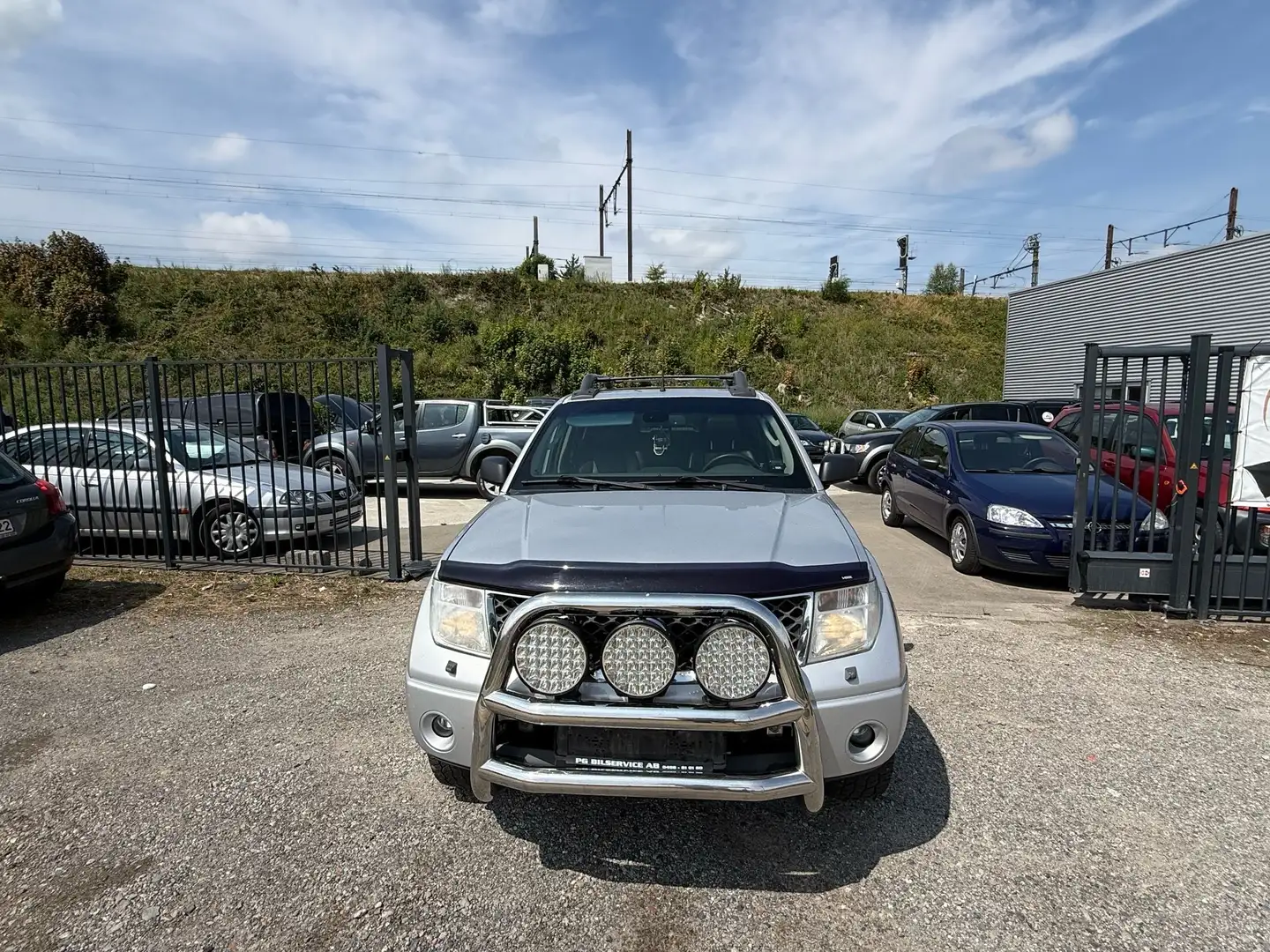 Nissan Navara 2.5 dCi 4x4 Executive IT Zilver - 1