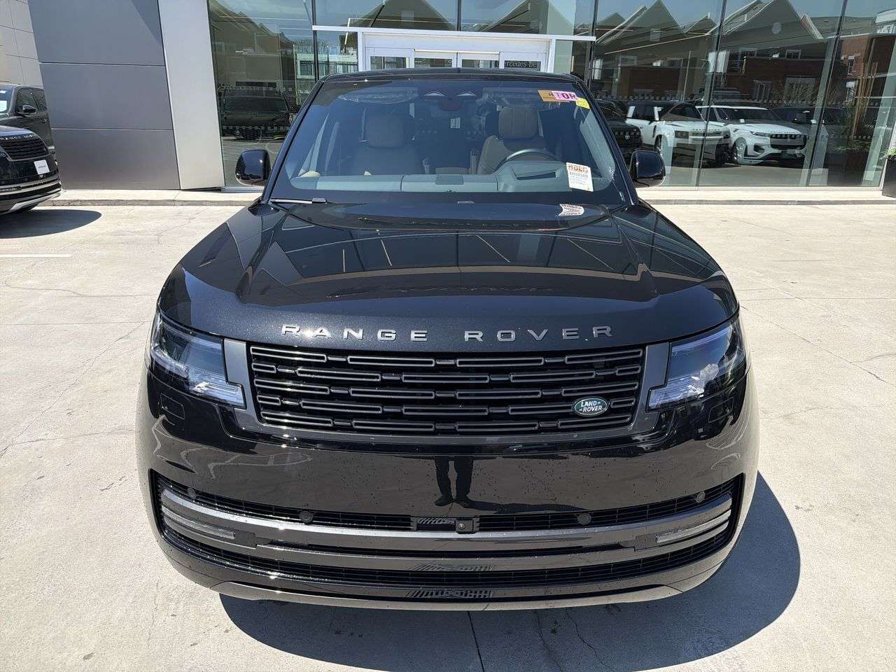 2026 Land Rover Range Rover P550e SE SWB alt 3