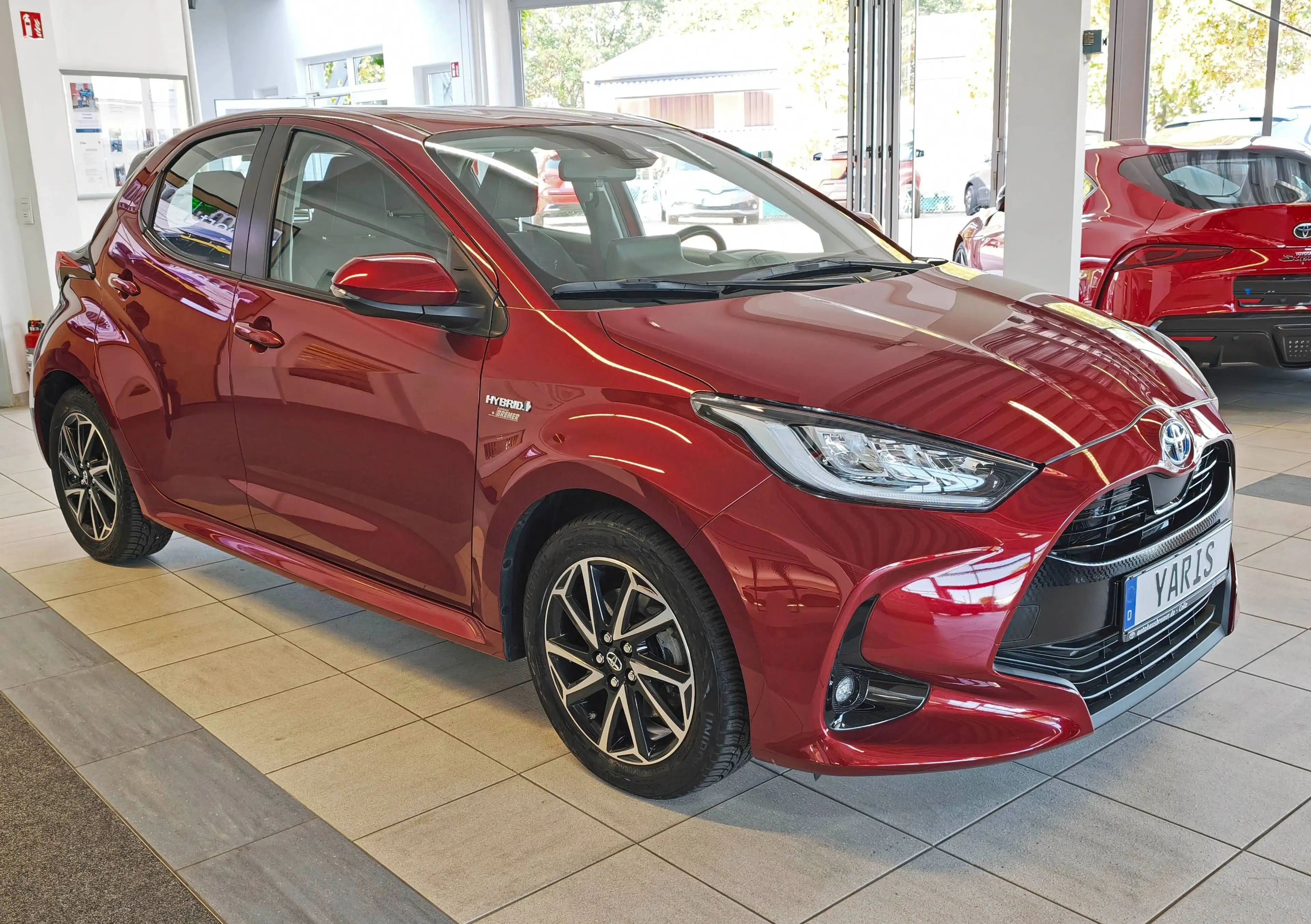 Toyota Yaris Yaris Hybrid 1.5 VVT-i Team Deutschland + Navi + Allwetter — photo 2
