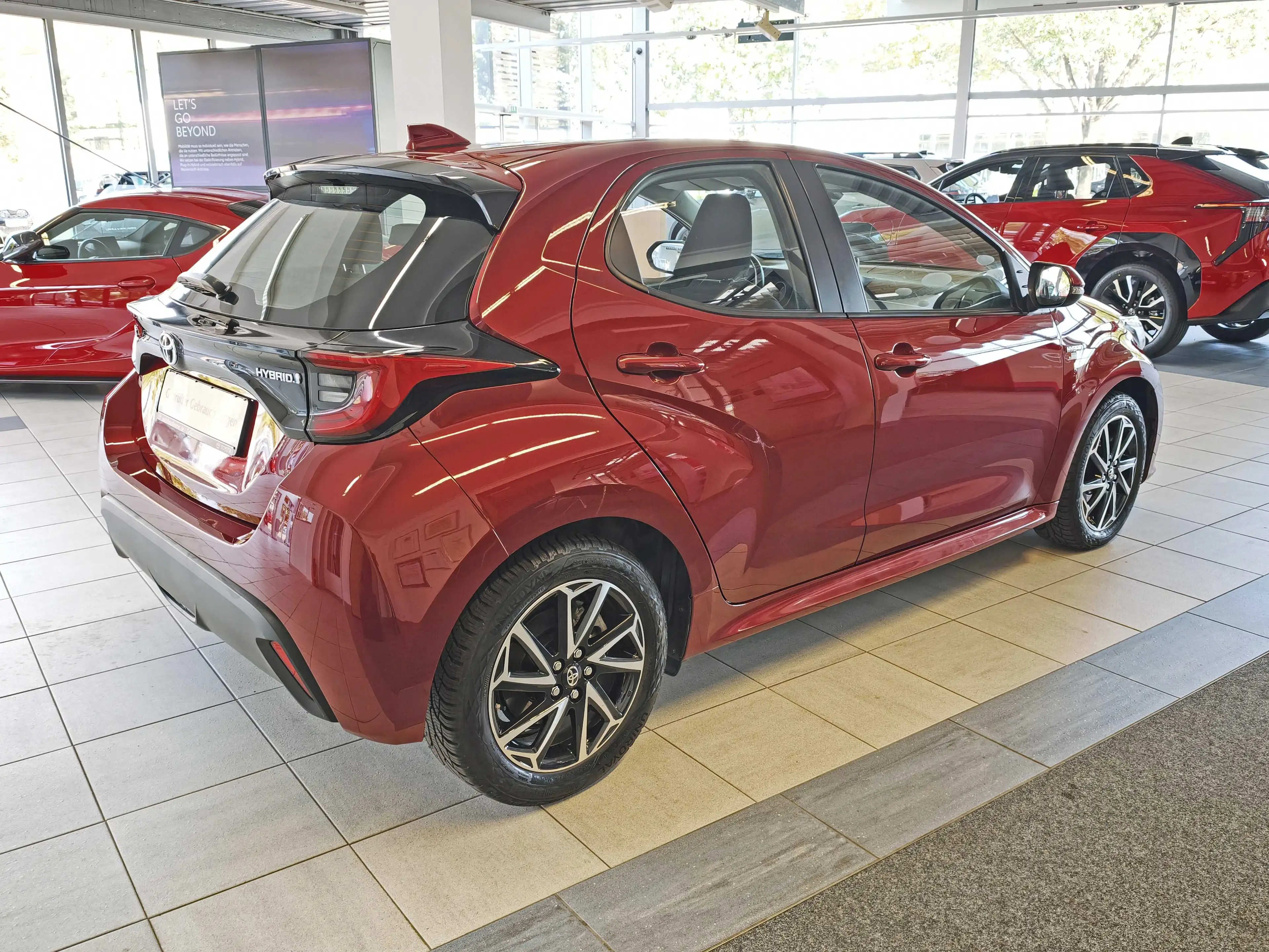 Toyota Yaris Yaris Hybrid 1.5 VVT-i Team Deutschland + Navi + Allwetter — photo 3