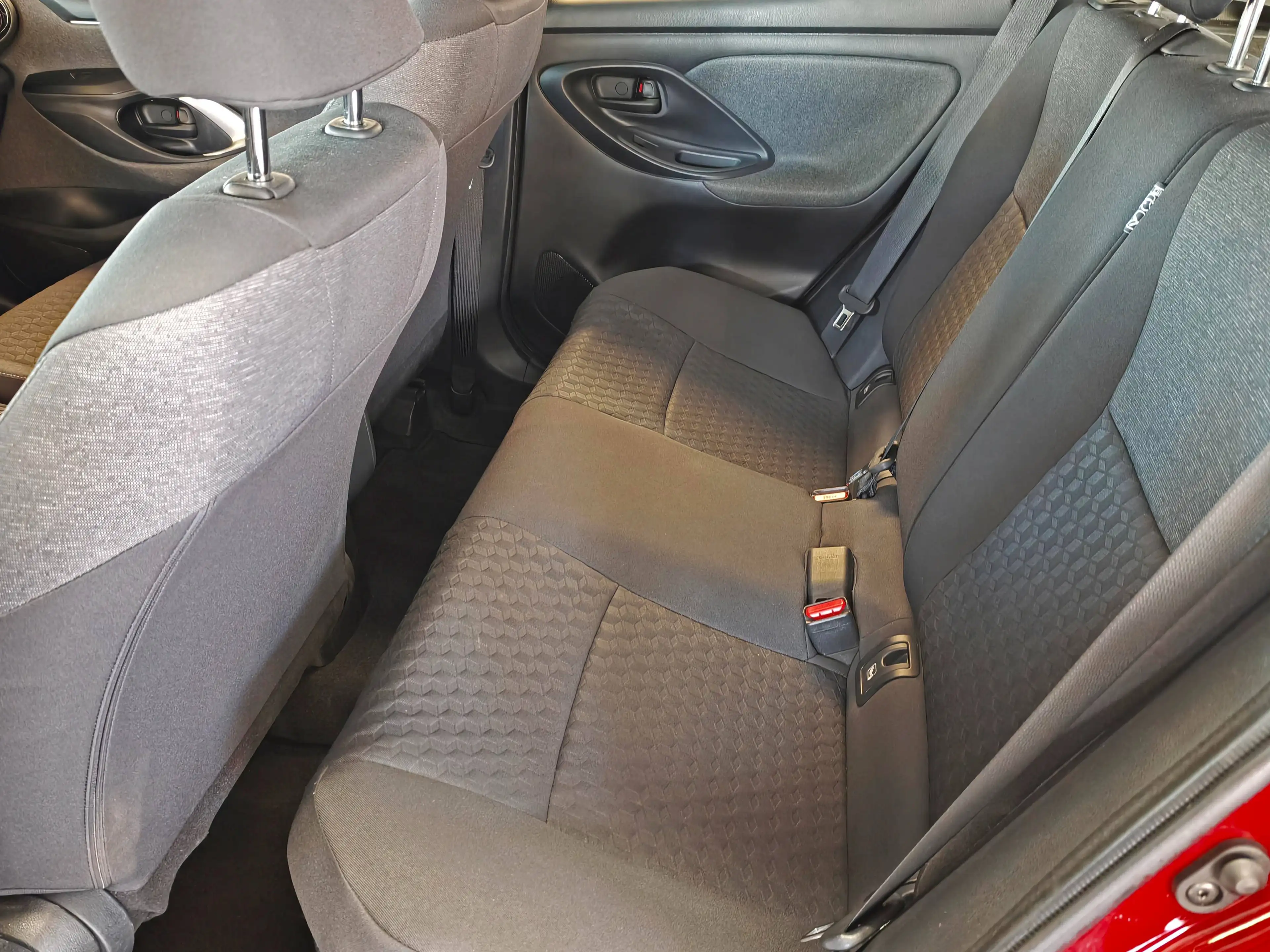 Toyota Yaris Yaris Hybrid 1.5 VVT-i Team Deutschland + Navi + Allwetter — photo 7
