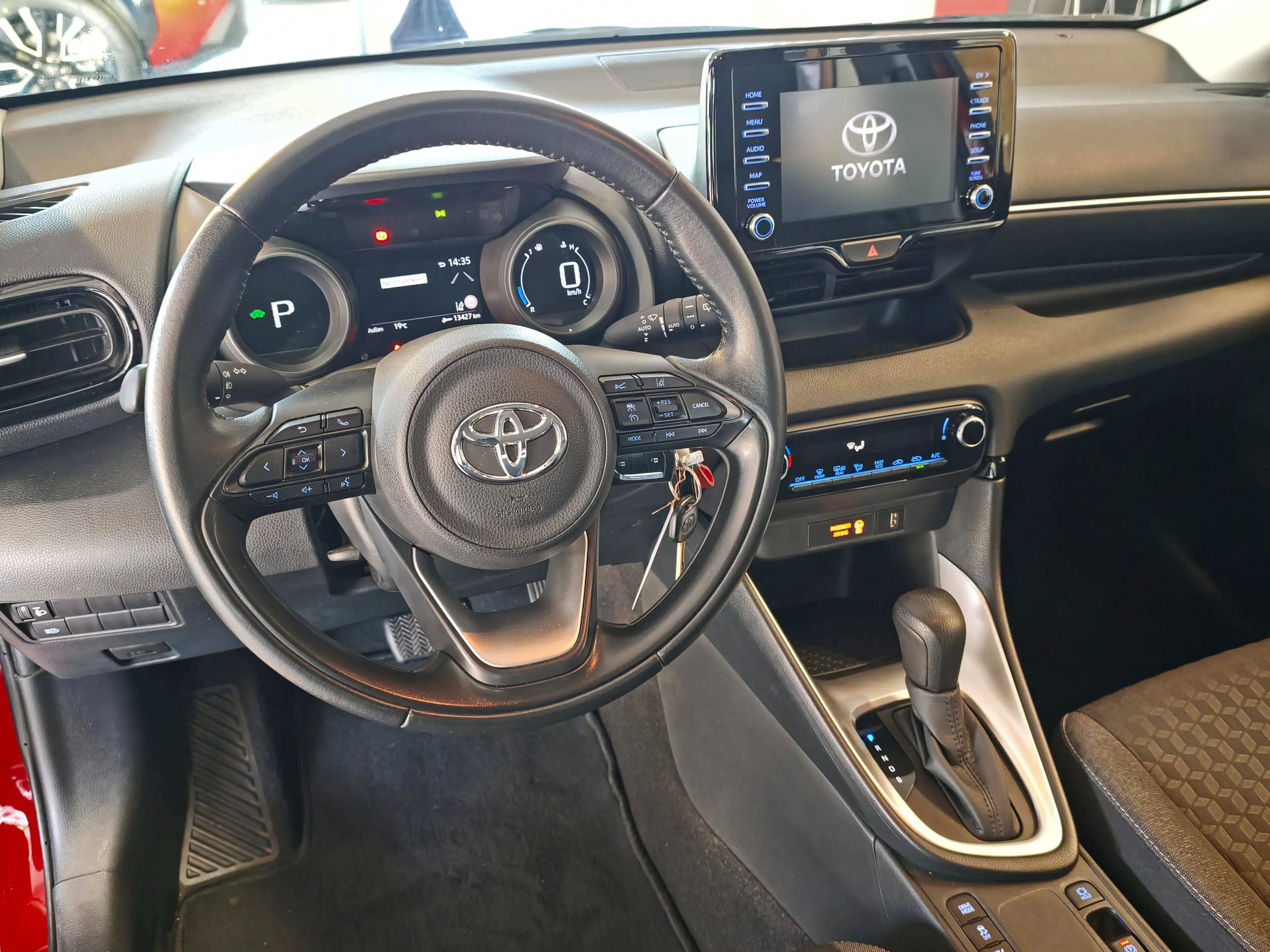 Toyota Yaris Yaris Hybrid 1.5 VVT-i Team Deutschland + Navi + Allwetter — photo 5