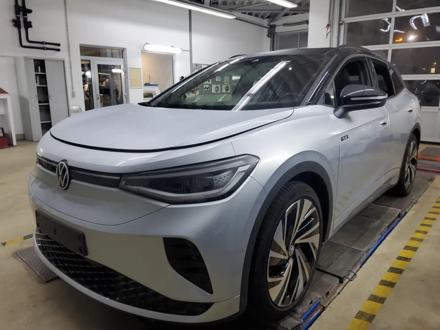 Volkswagen ID.4 GTX mit Entertainment-Paket 4Motion*AHK* Silber - 2