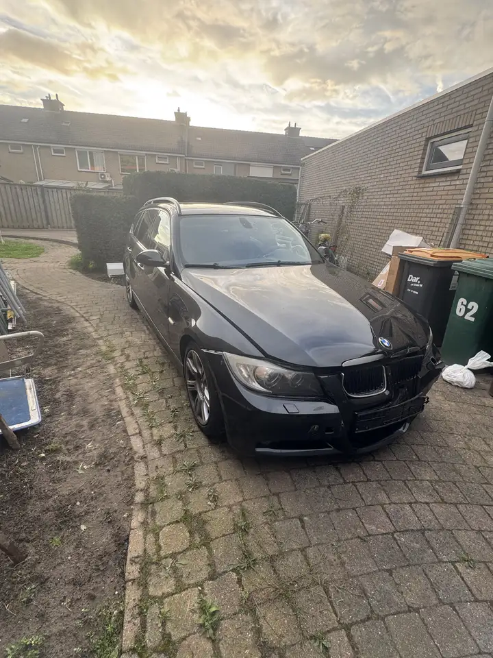 BMW 330 318i — photo 1 of 6