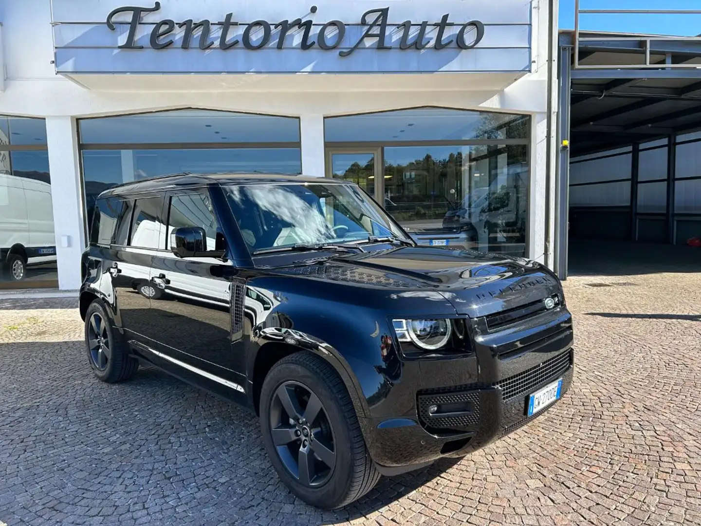 Land Rover Defender 110 3.0D I6 200 CV AWD Auto X-Dynamic SE Noir - 1