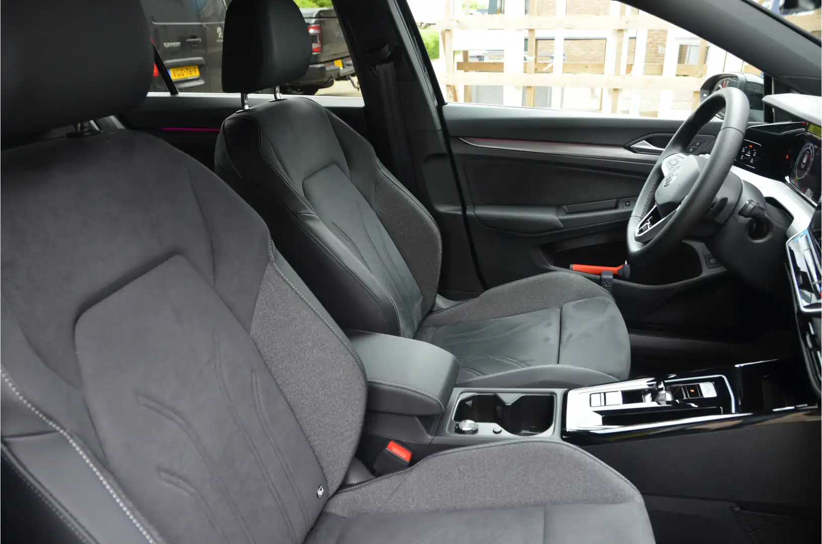 Volkswagen Golf 1.5 eHybrid 50 Edition 204pk, Ergo/Massage stoelen Zwart - 2