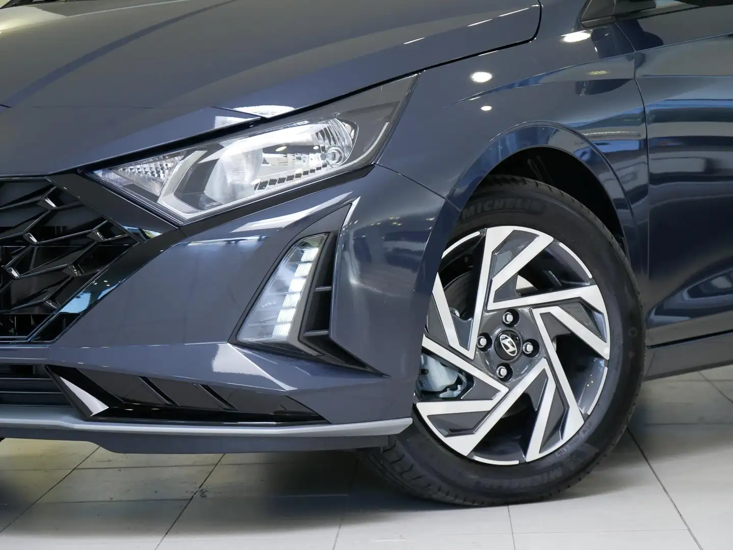 Hyundai i20 Facelift 1.0 TGDI DCT Trend Navi LED Kamera siva - 2