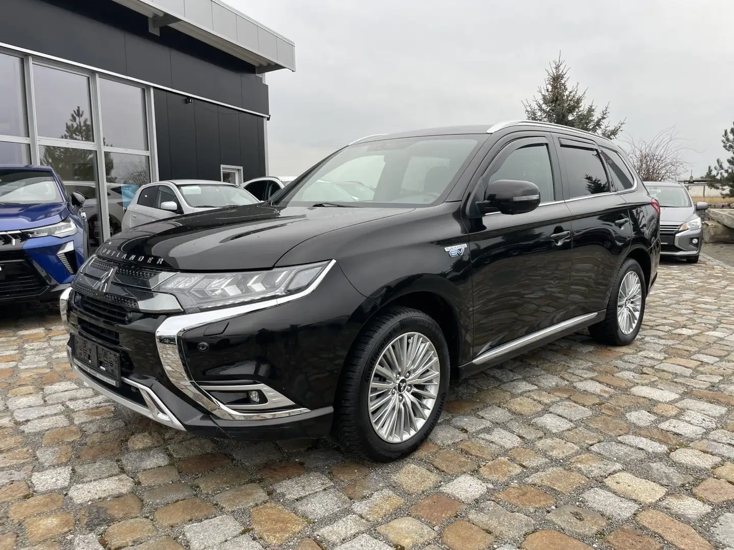 Mitsubishi Outlander Outlander 2.4 PHEV Plug-in Hybrid Intro 4WD  2.4 Noir - 1