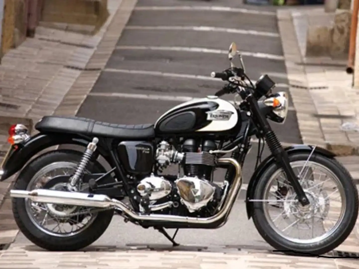 Triumph Bonneville T100 Fekete - 1