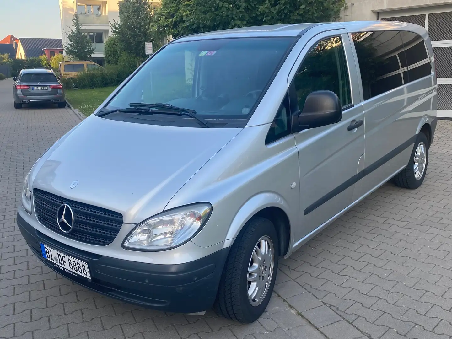 Mercedes-Benz Vito 7 sitzer Silber - 2