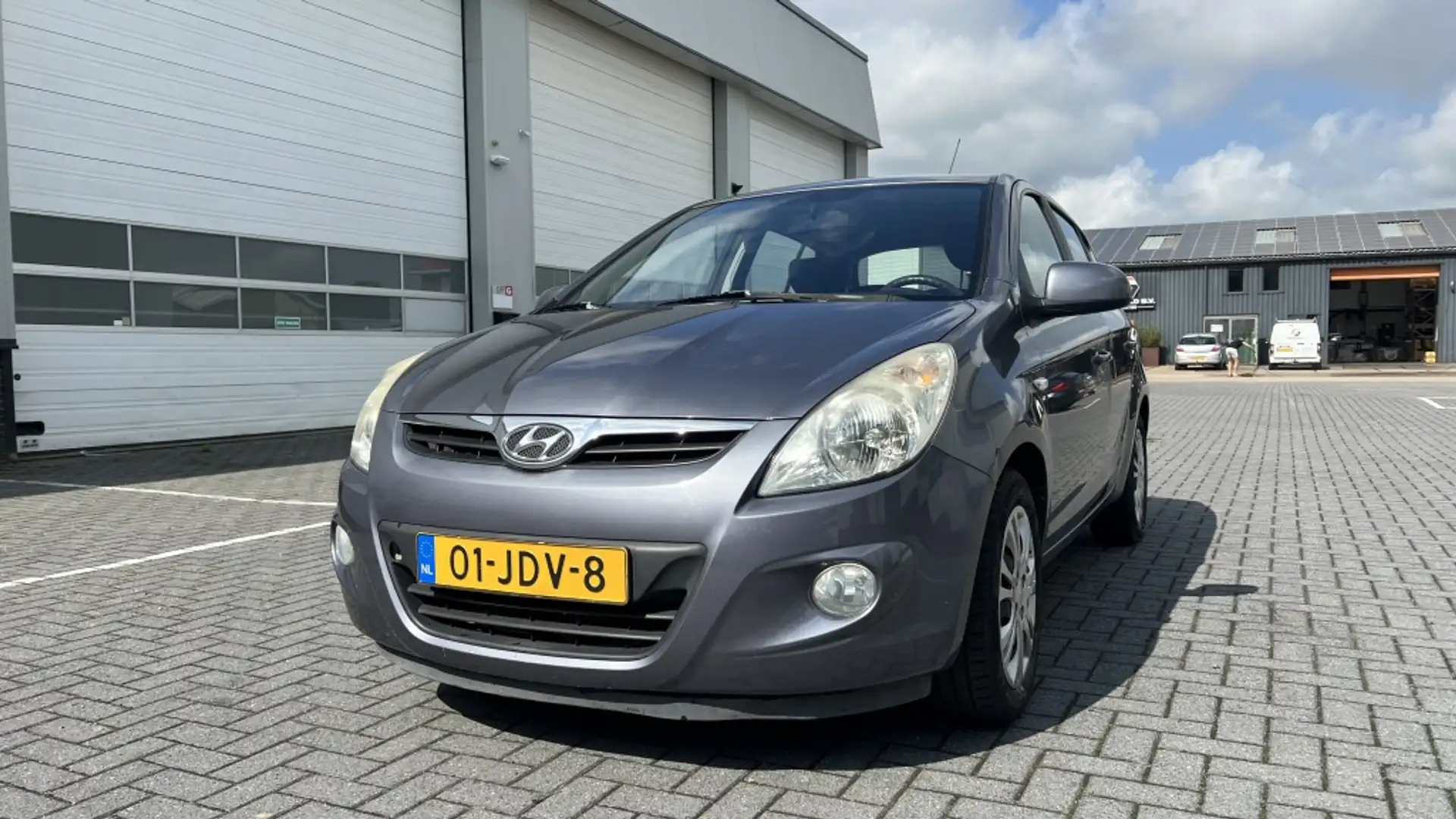 Hyundai i20 1.2i Dynamic Gris - 1