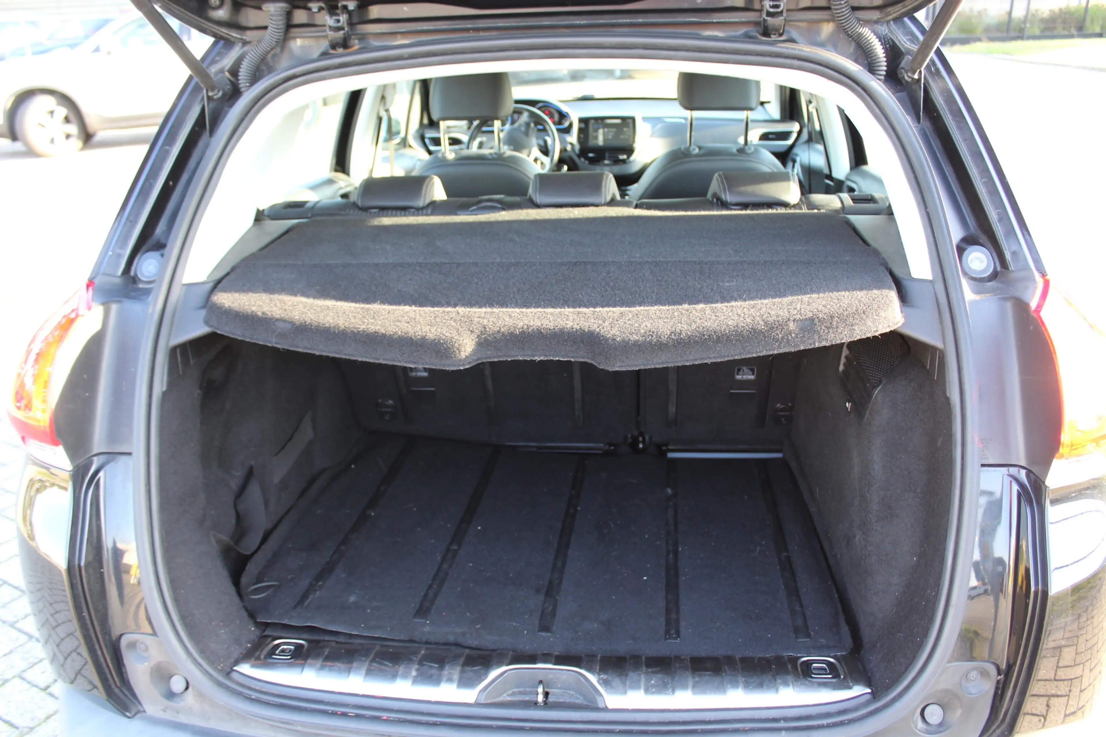 Peugeot 2008 1.6 e-HDi Allure automaat pano ,vol opties trekhaa — photo 14
