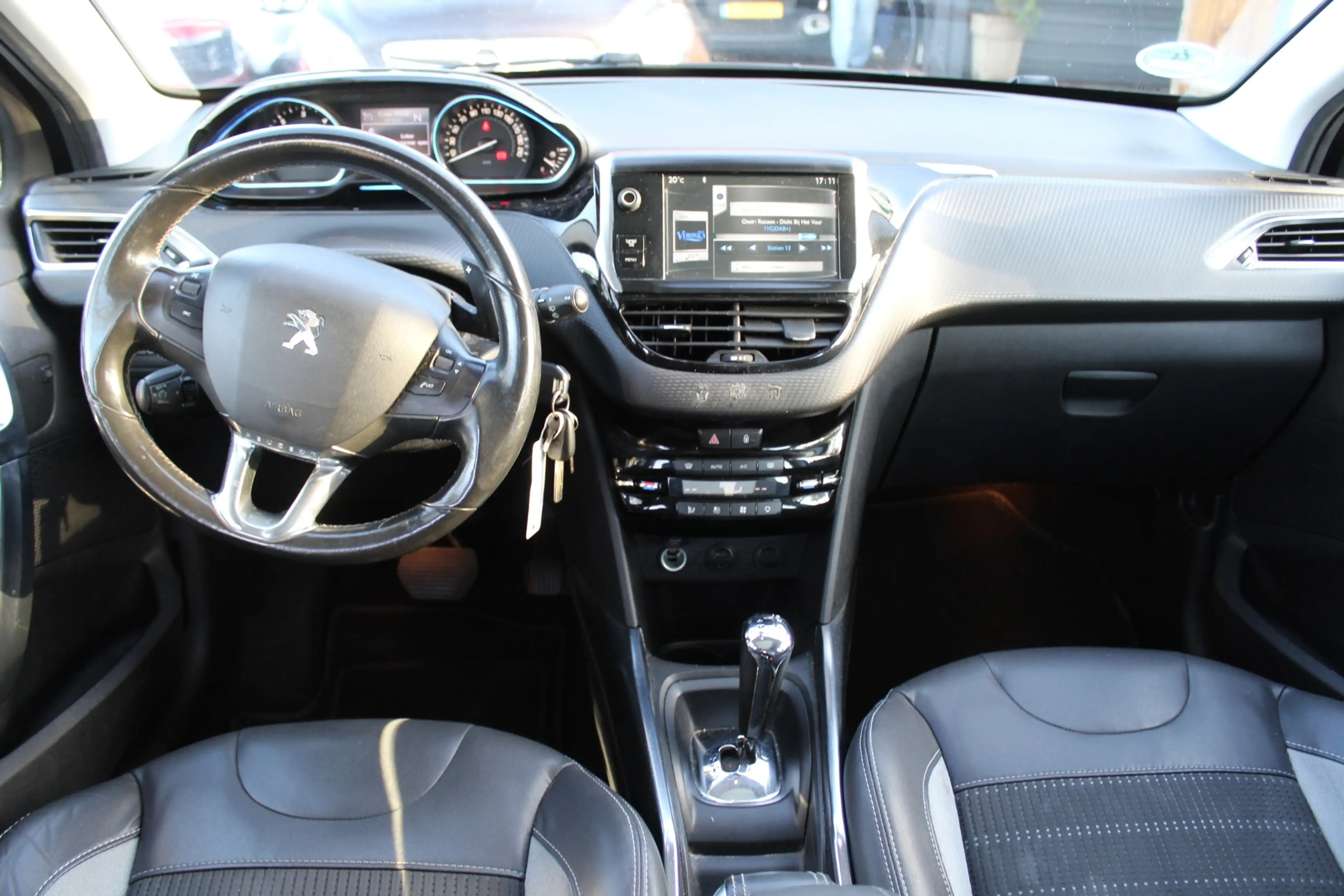 Peugeot 2008 1.6 e-HDi Allure automaat pano ,vol opties trekhaa — photo 3