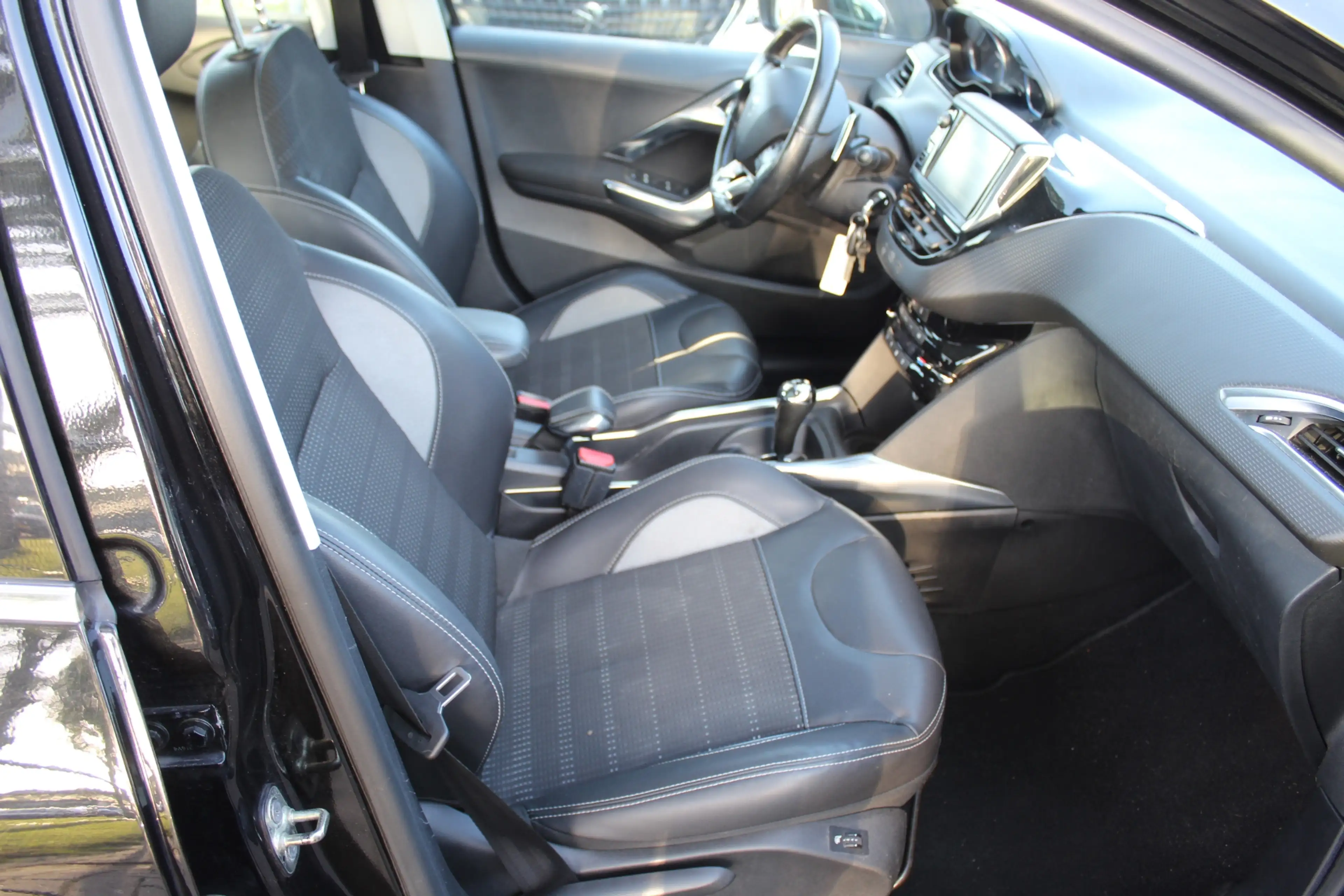 Peugeot 2008 1.6 e-HDi Allure automaat pano ,vol opties trekhaa — photo 9