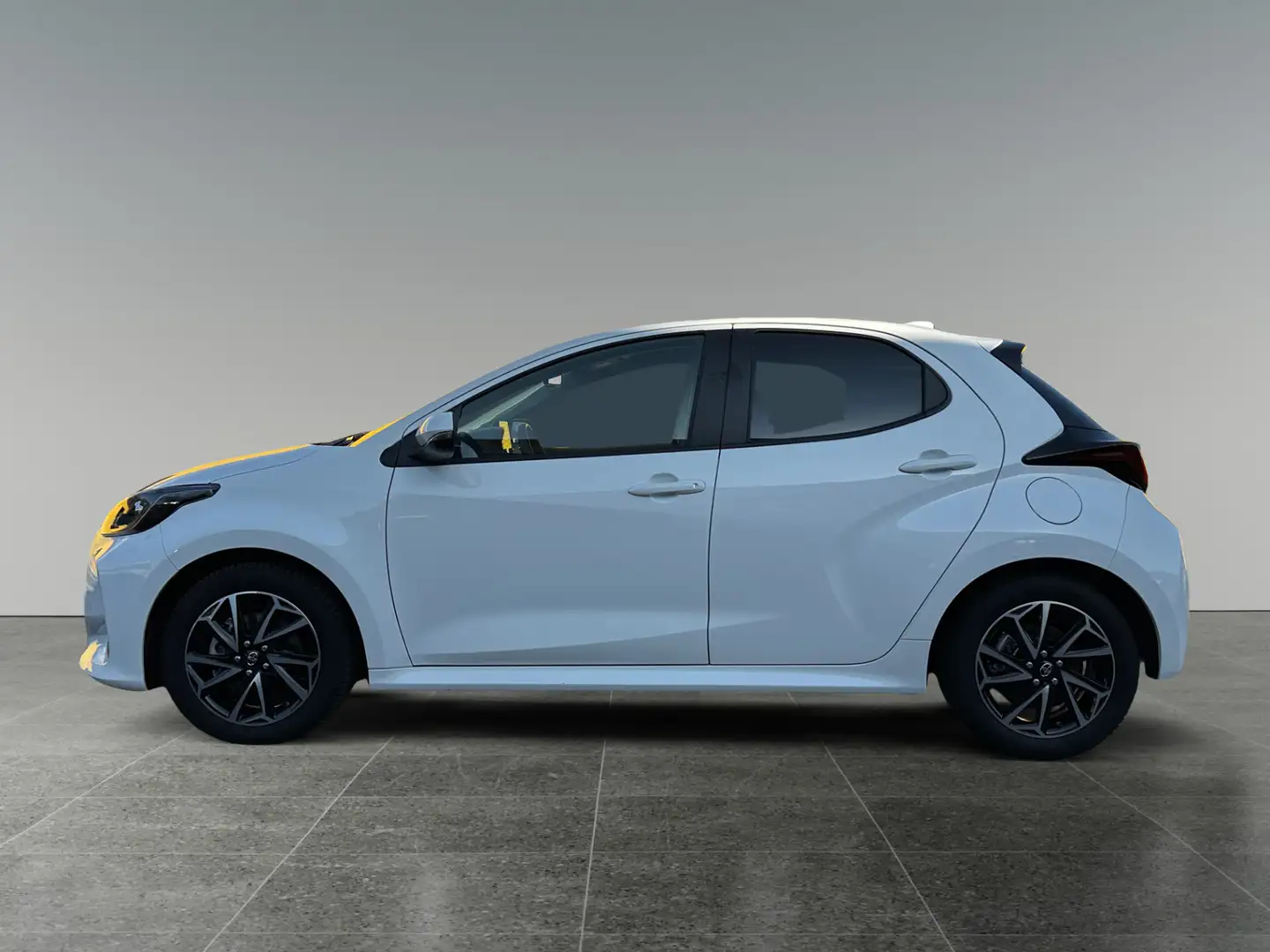 Toyota Yaris 1,5 l Hybrid, 5-türig, Active Drive Weiß - 2