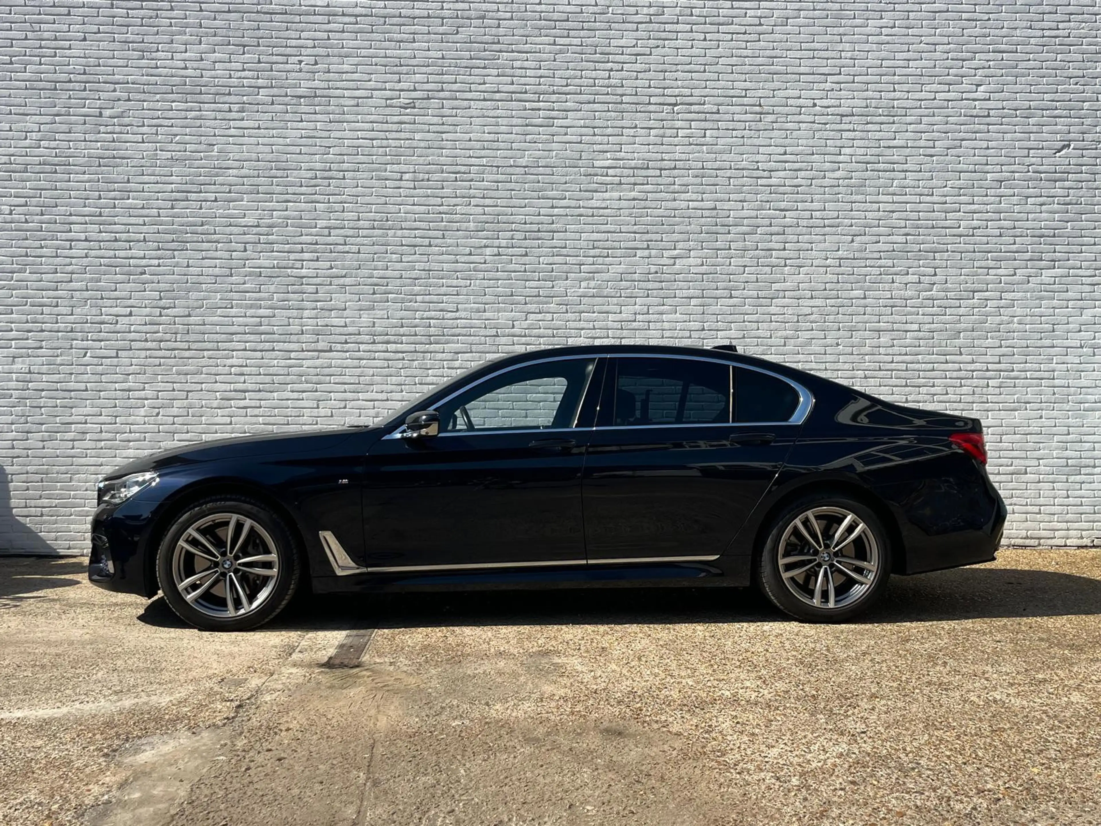 BMW 750 7-serie 750i xDrive High Executive — photo 2