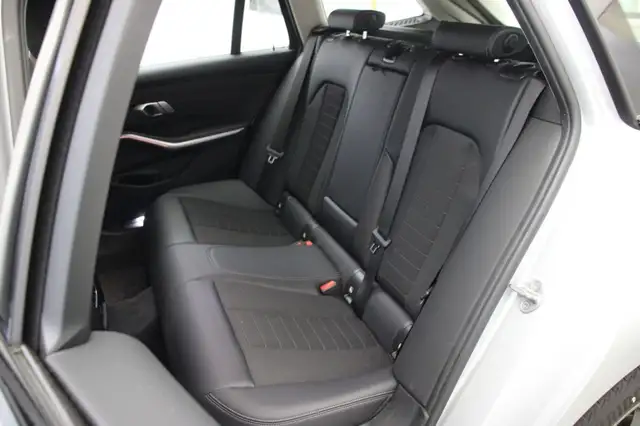 BMW 3 Series view 10