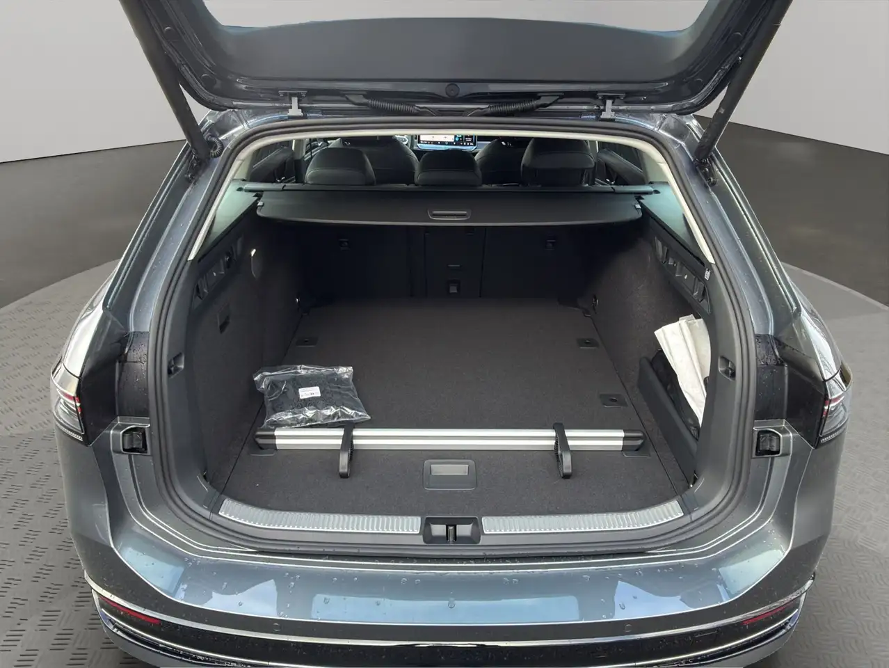 Volkswagen Passat Variant Elegance 1.5 eTSI DSG ACC+AHK+NAV 16