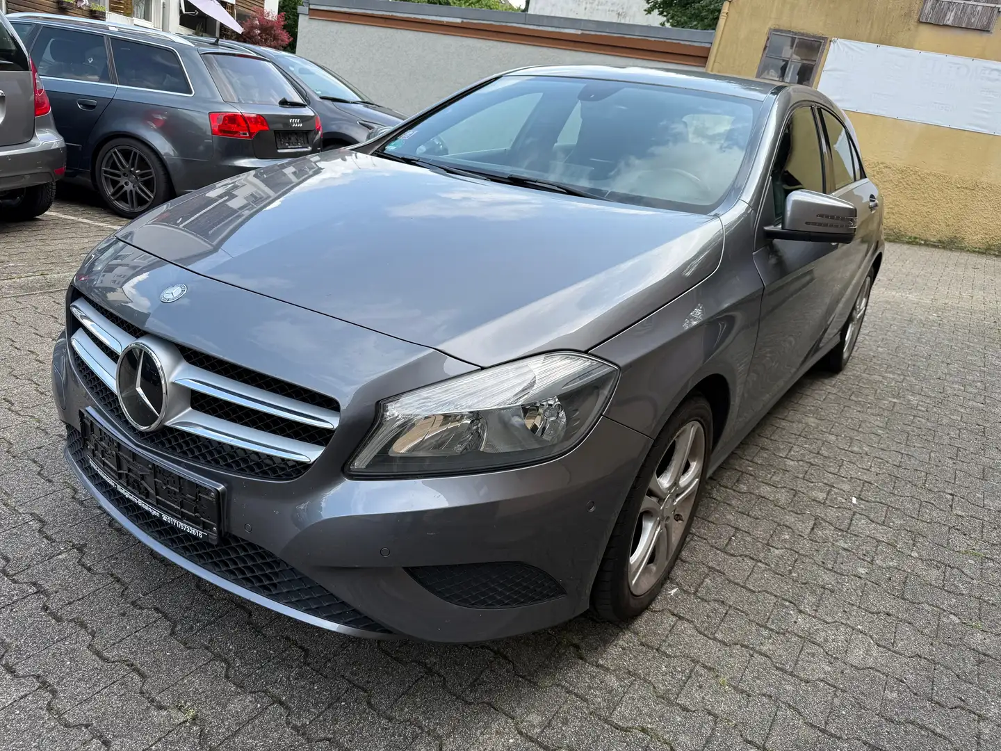 Mercedes-Benz A 180 A 180 BlueEfficiency (176.042) NAVI/PARKTRONIC Grau - 1