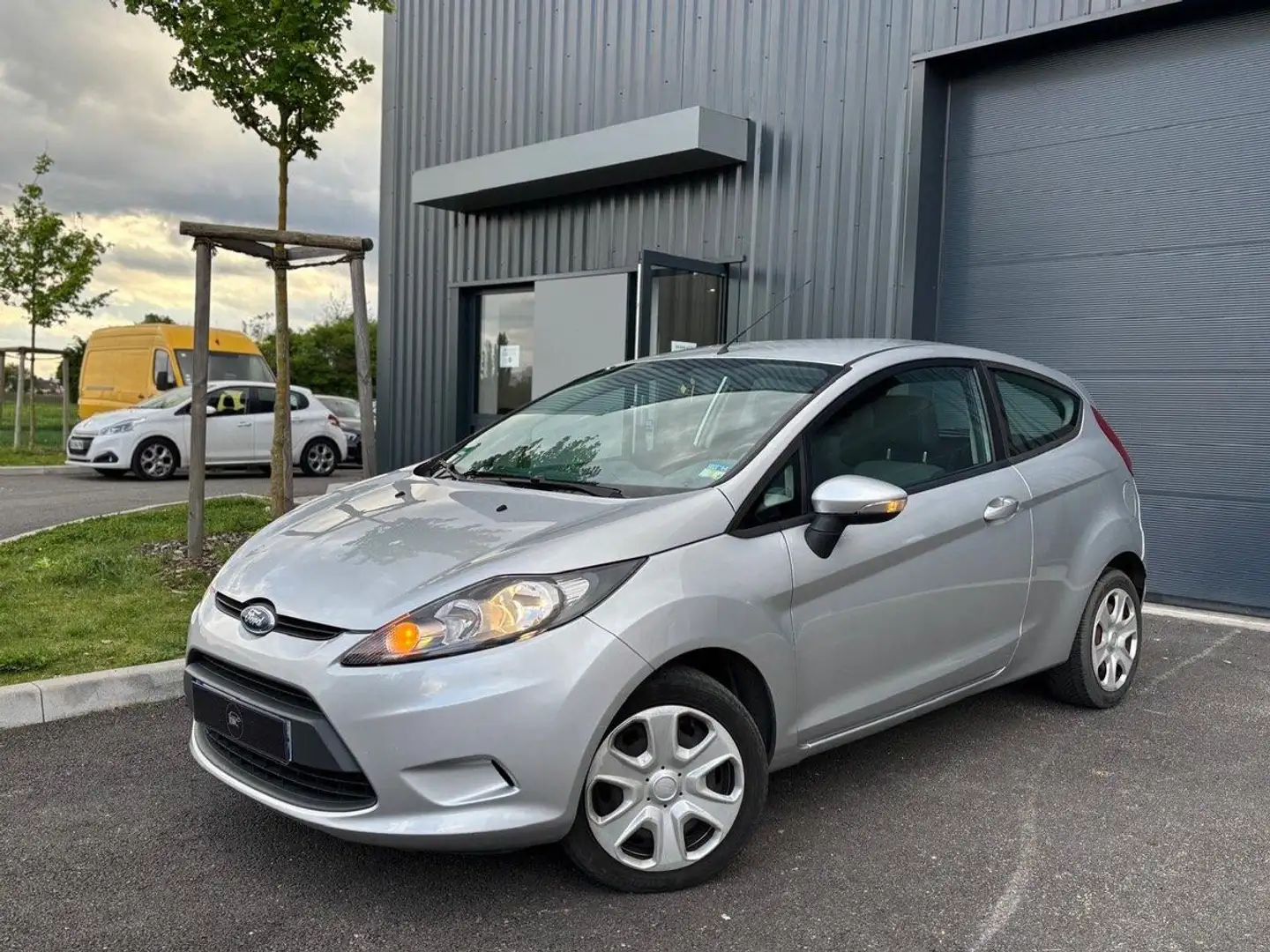Ford Fiesta 1.2 TREND 60CH 3 PORTES - 1 ERE MAIN - HISTORIQUE  Gris - 1