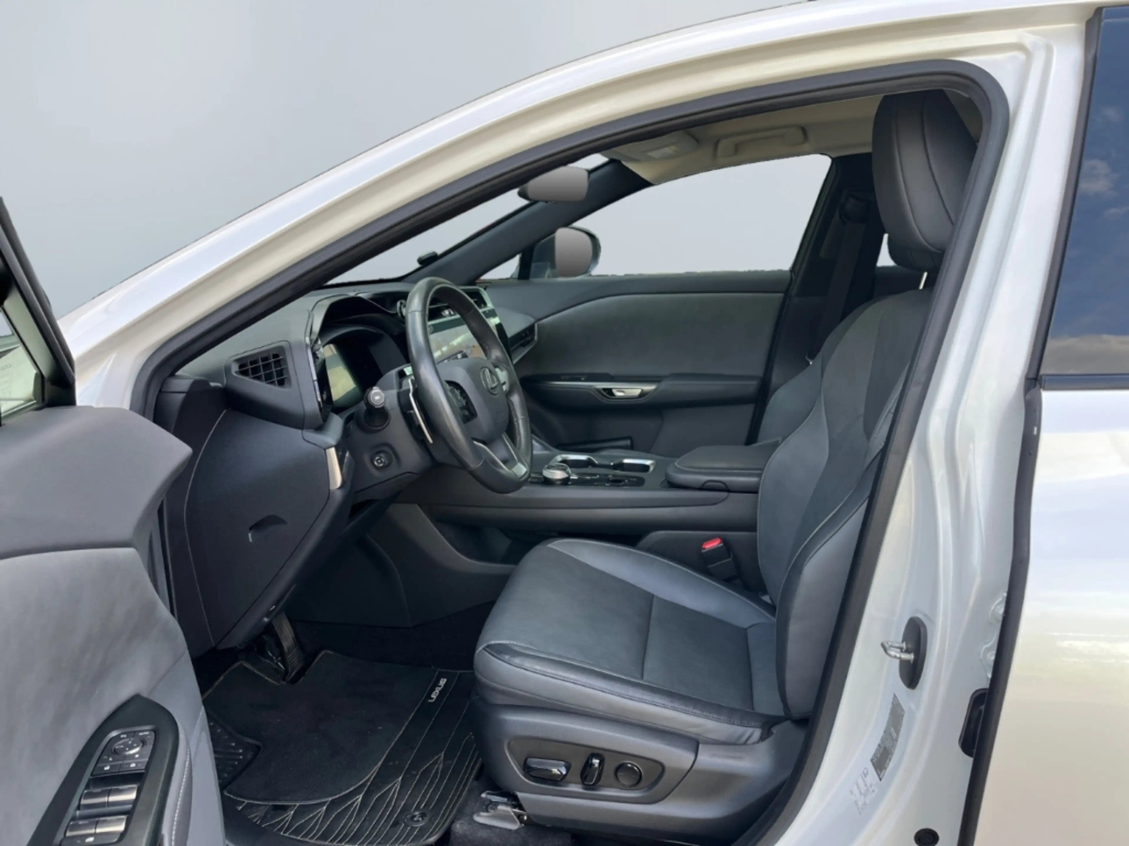 Lexus RZ 450e DIRECT4 *Technologie Paket*HUD*360°*Pano* — photo 9