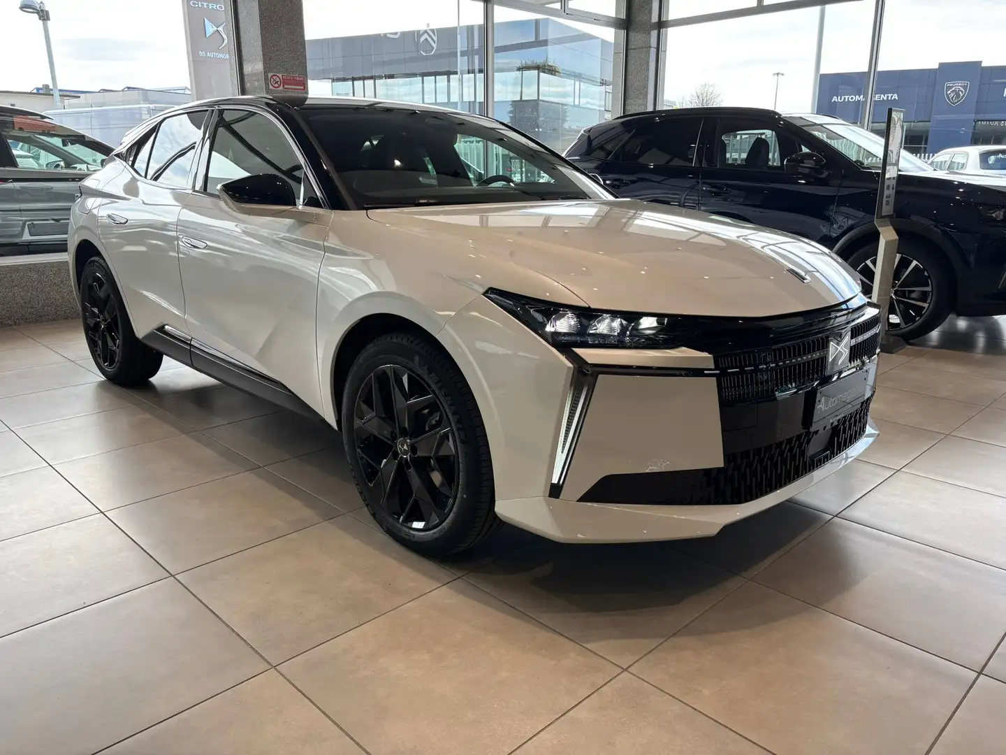 DS Automobiles N°4 1.2 Hybrid 145cv DCS6 PALLAS Pronta Consegna Weiß - 1