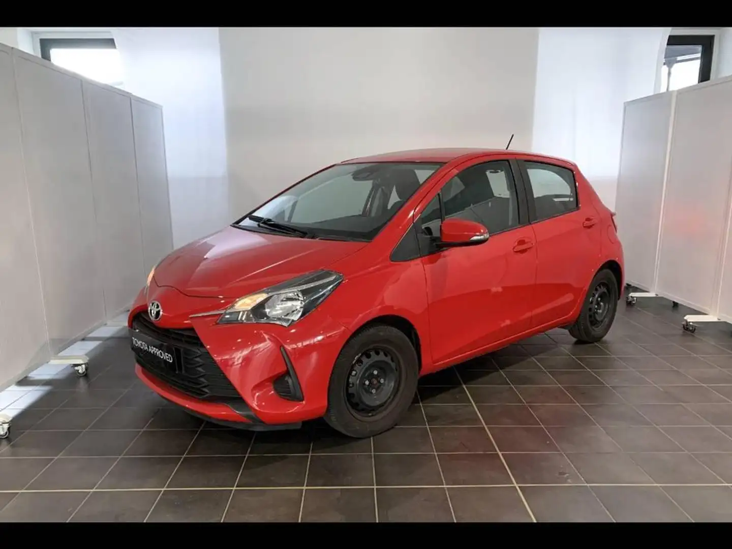 Toyota Yaris 5p 1.0 Cool my18 Rosso - 1