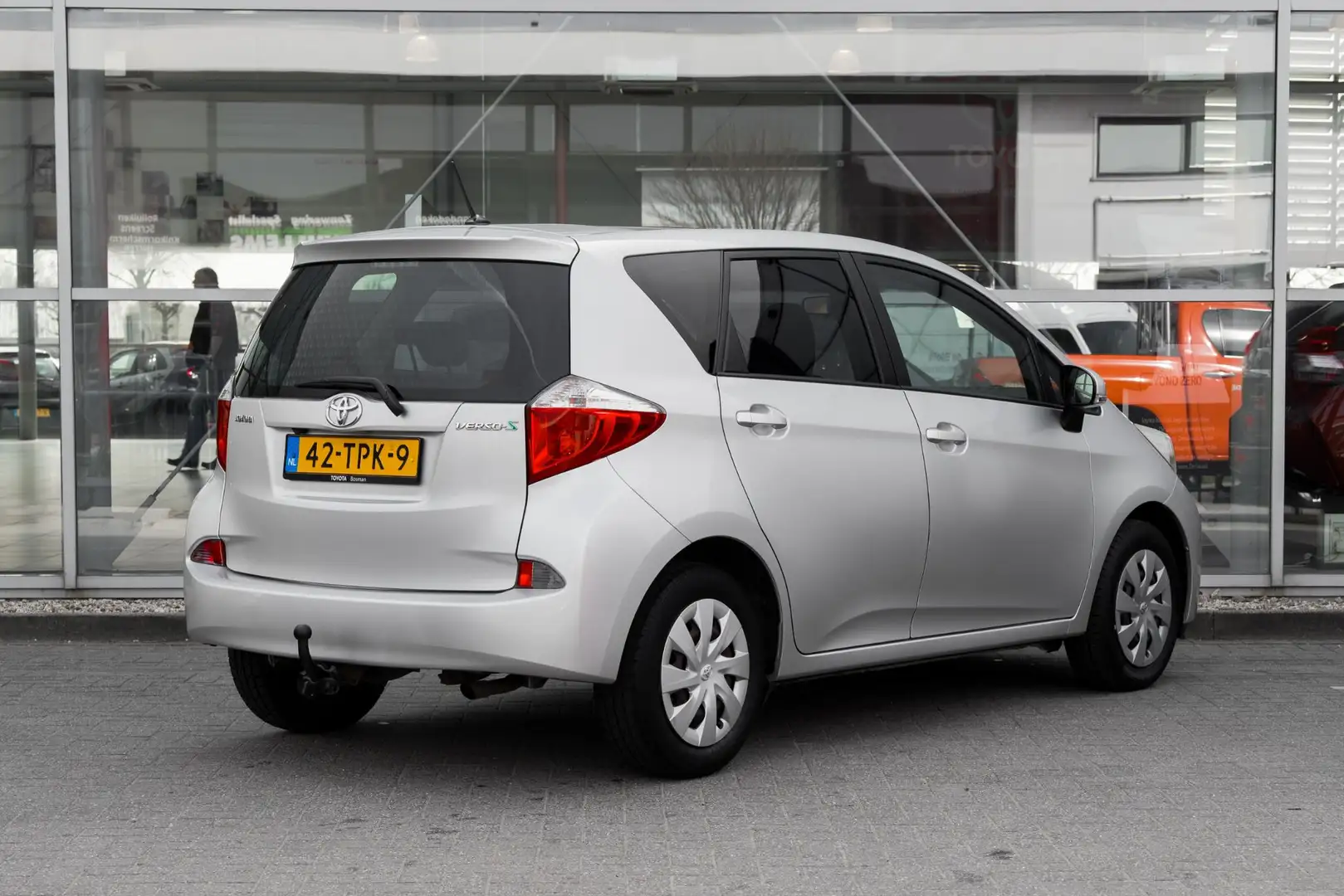 Toyota Verso-S 1.3 VVT-i Aspiration Gris - 2