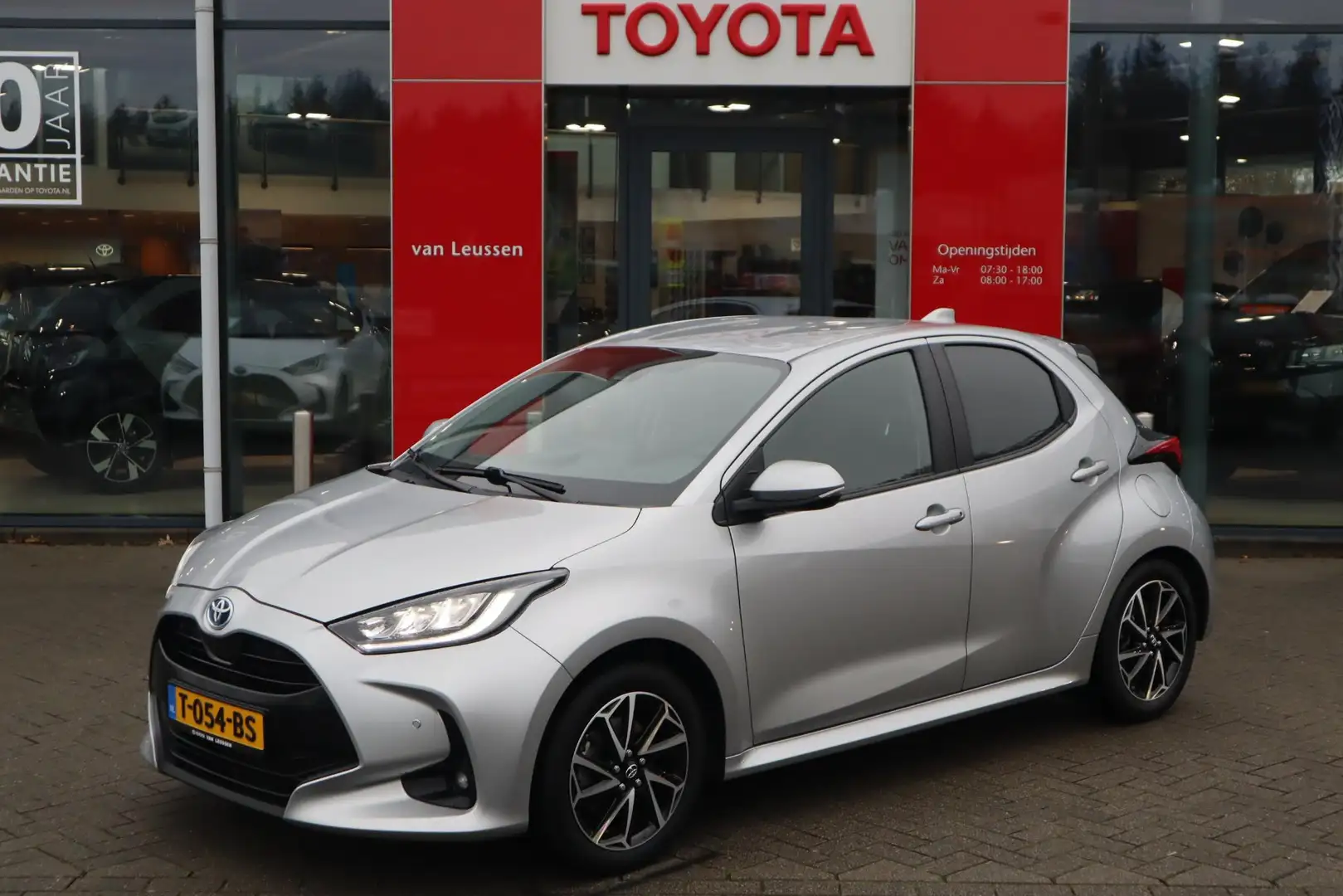 Toyota Yaris 1.5 HYBRID STYLE BLIND SPOT KEYLESS STOELVERW PARK Grau - 1