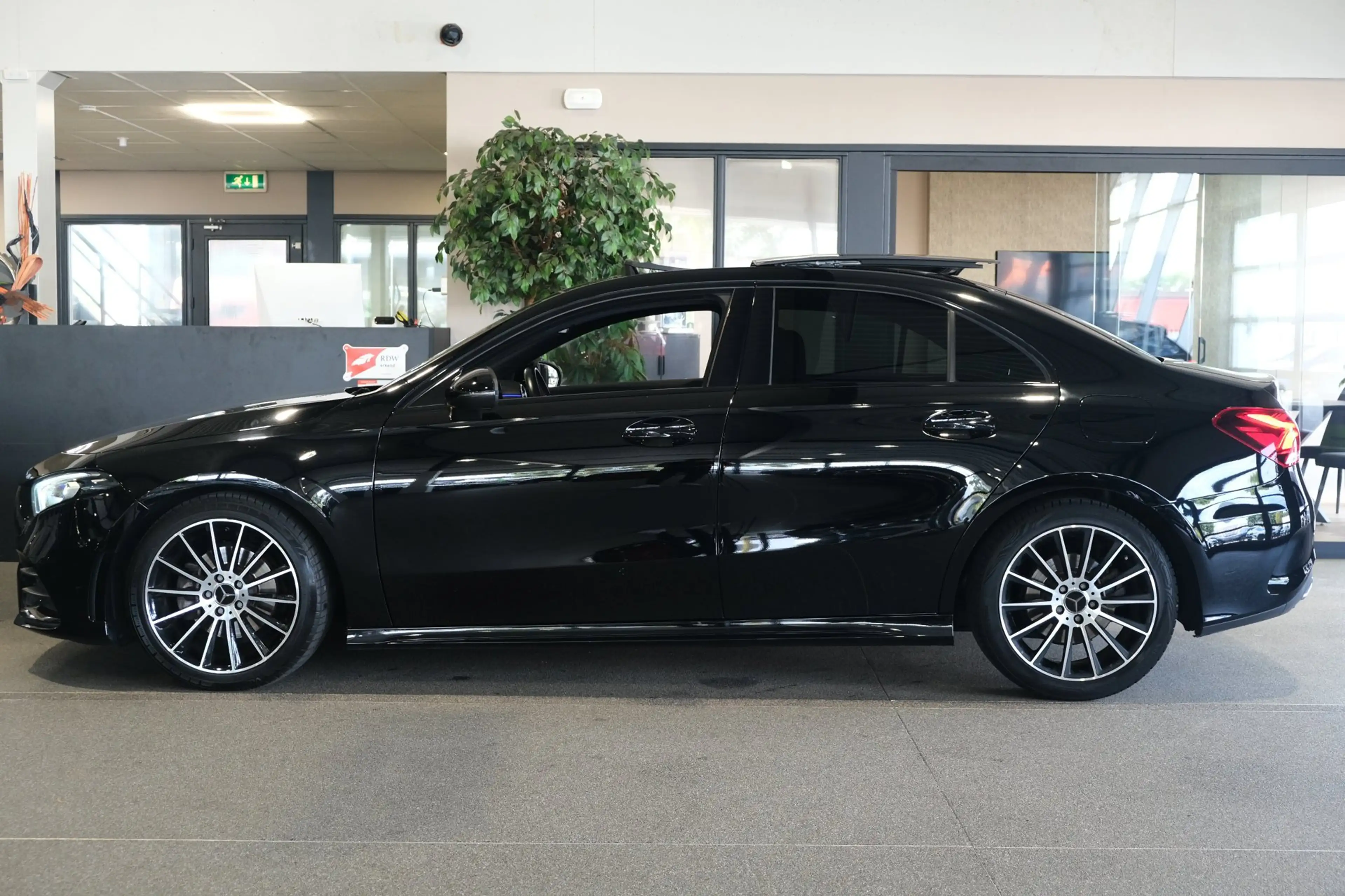 Mercedes-Benz A 200 Business Solution AMG Pano Cam PDC Navi Airco — photo 9