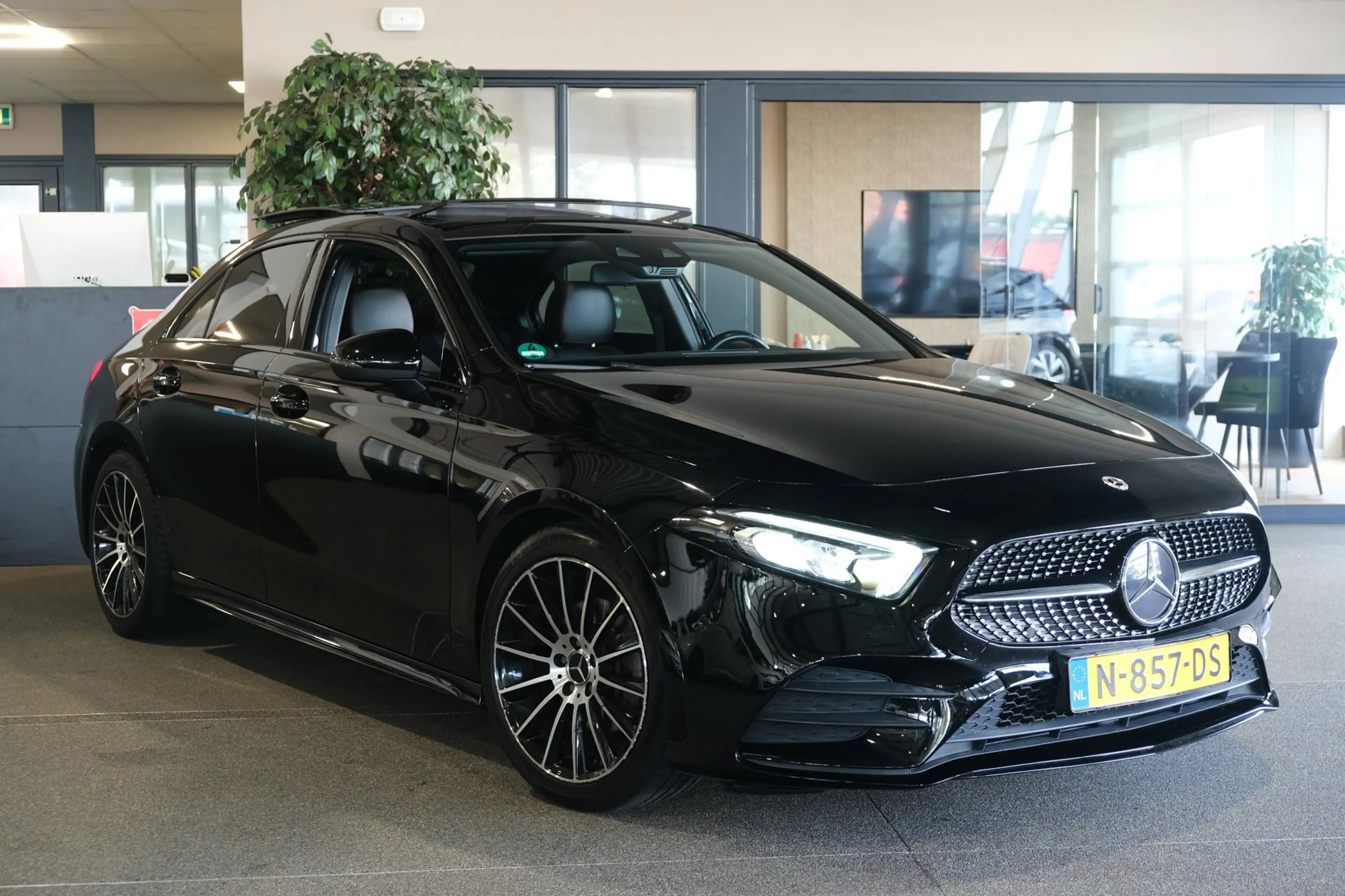 Mercedes-Benz A 200 Business Solution AMG Pano Cam PDC Navi Airco — photo 6