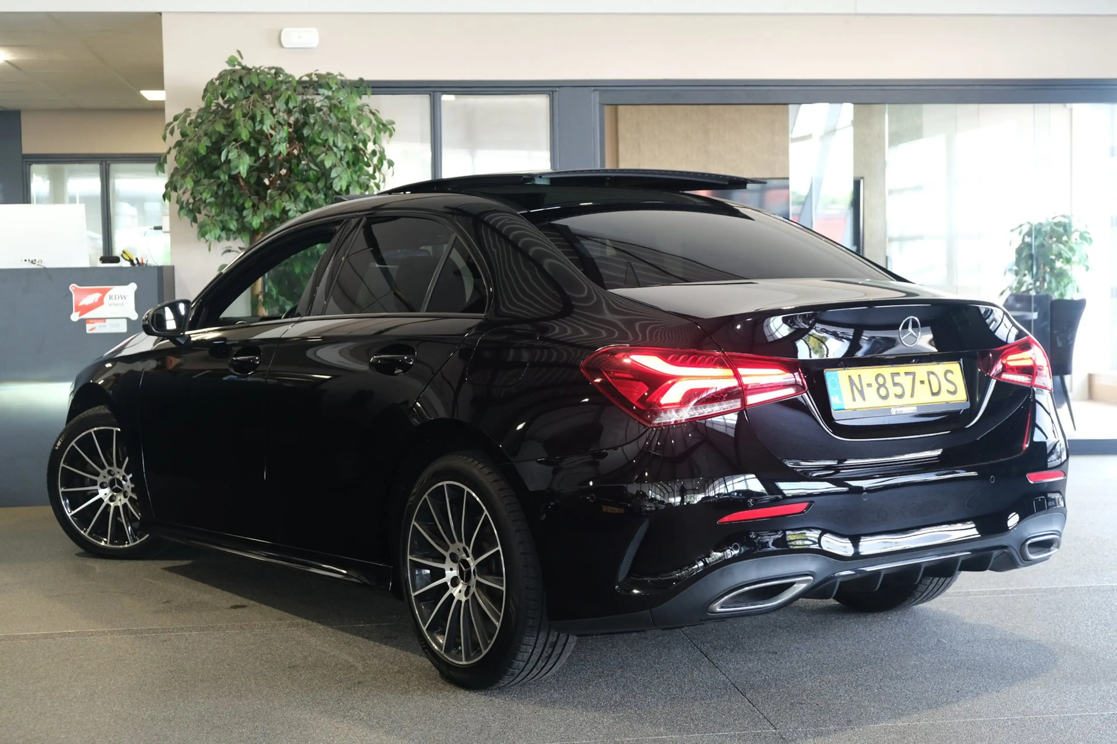 Mercedes-Benz A 200 Business Solution AMG Pano Cam PDC Navi Airco — photo 8