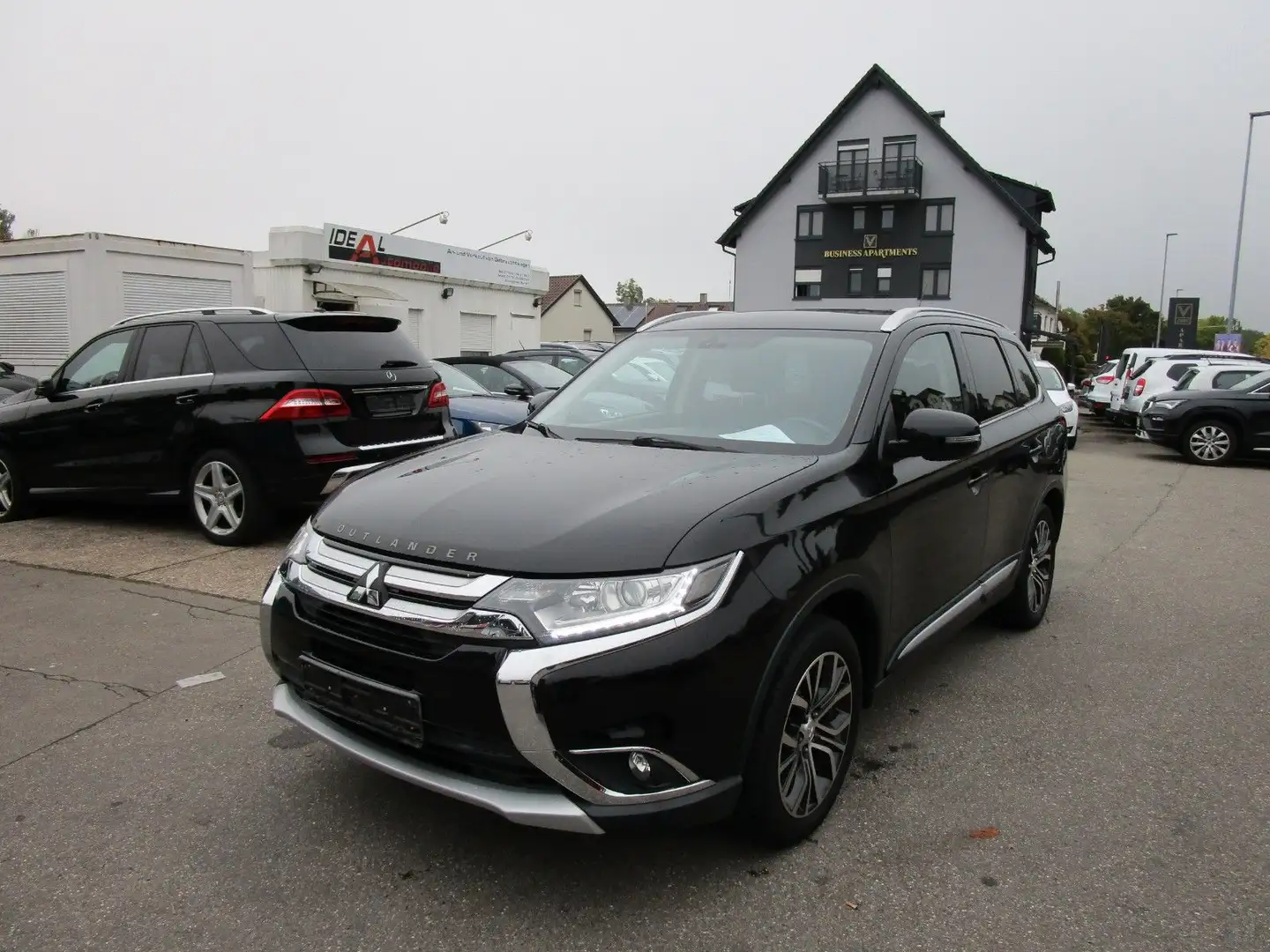 Mitsubishi Outlander Plus 2.2 DI-D 4WD*7-SITZ*AHK*NAVI*KAME Schwarz - 1