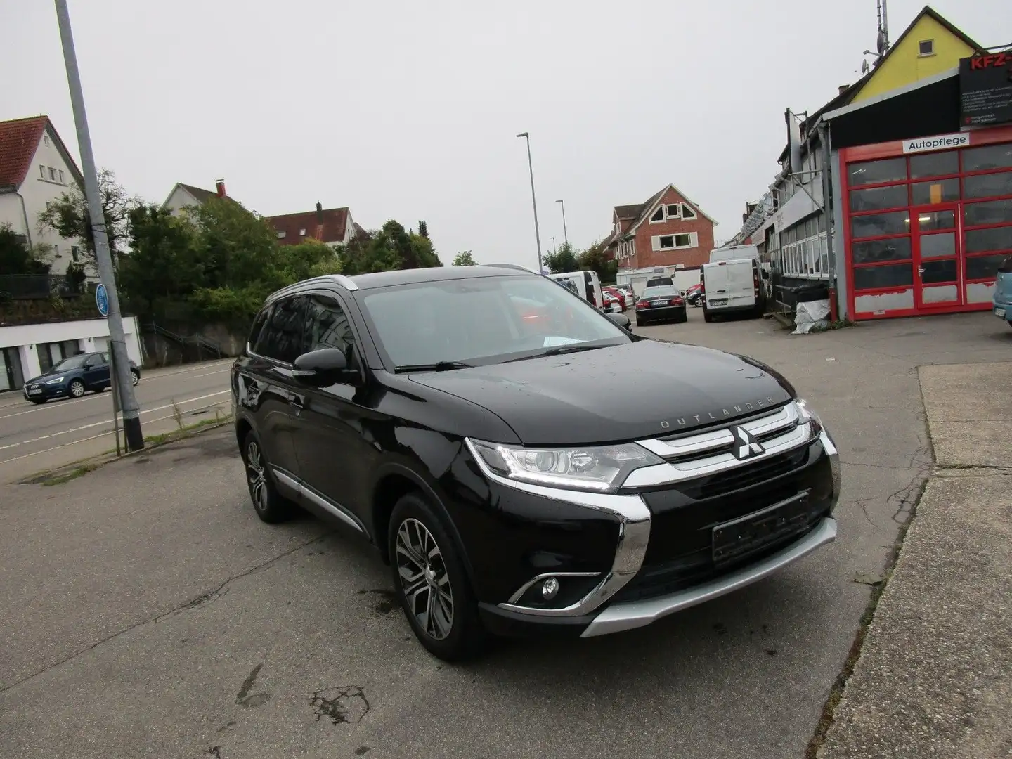 Mitsubishi Outlander Plus 2.2 DI-D 4WD*7-SITZ*AHK*NAVI*KAME Schwarz - 2