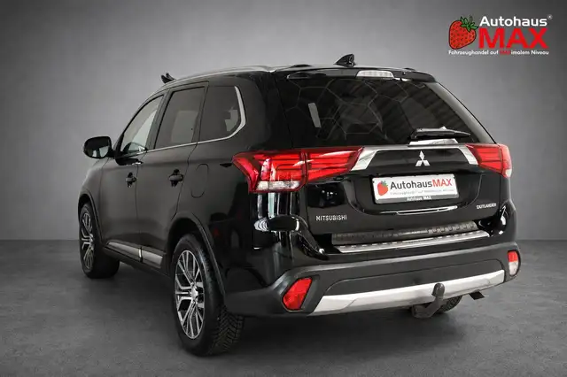 Mitsubishi Outlander view 3