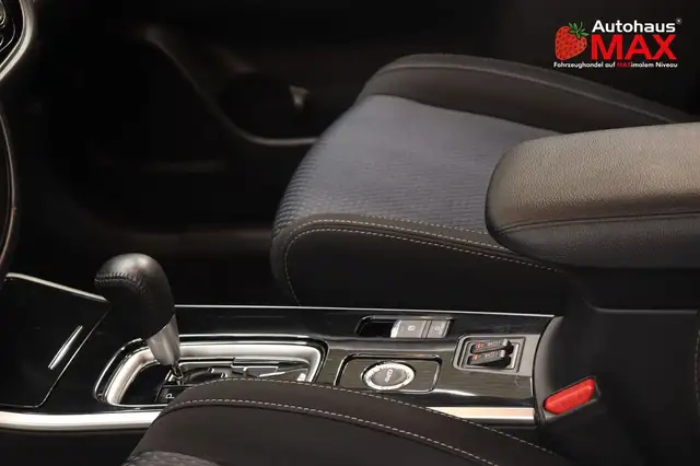 Mitsubishi Outlander view 12