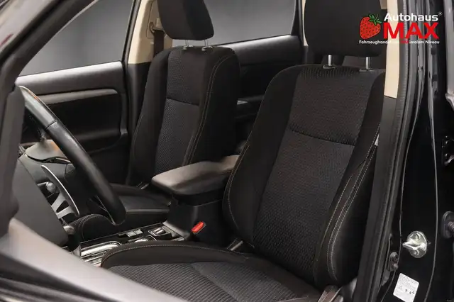 Mitsubishi Outlander view 13