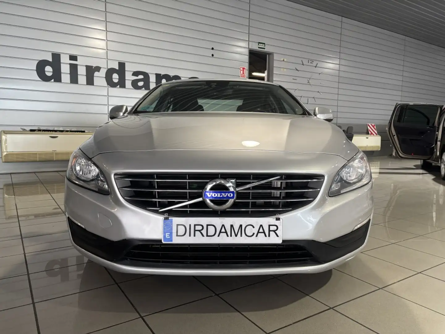 Volvo S60 D3 Momentum Aut. 150 Plateado - 2