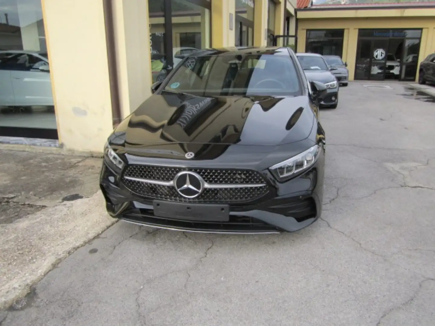 Mercedes-Benz A 180 d Automatic AMG Line Premium Schwarz - 1